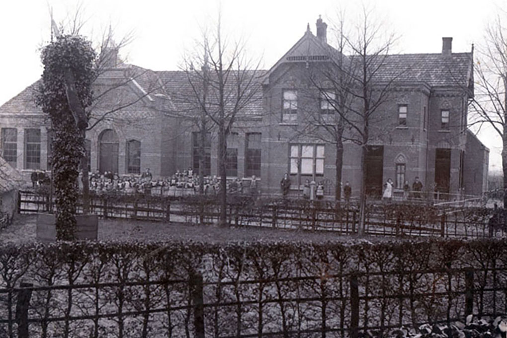 Aloysius jongensschool gefotografeerd vanaf de plaats waar nu het kerkplein is, school is gebouwd in 1915.